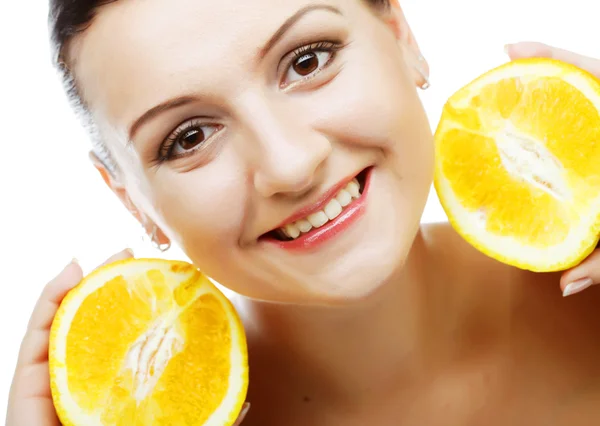 Femme avec des oranges dans ses mains — Photo