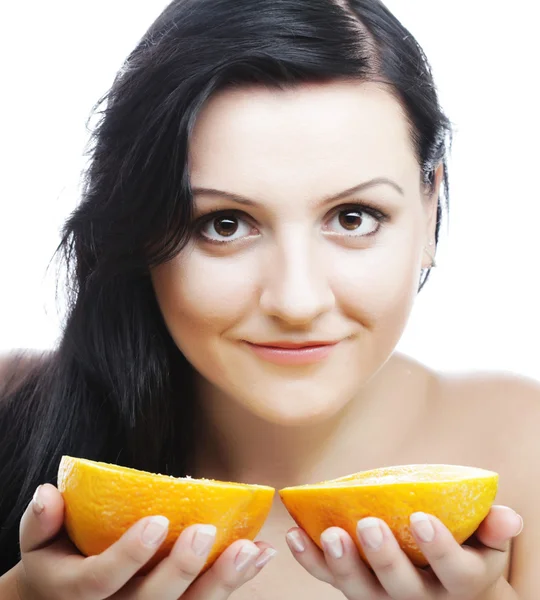 Mulher com laranjas nas mãos — Fotografia de Stock