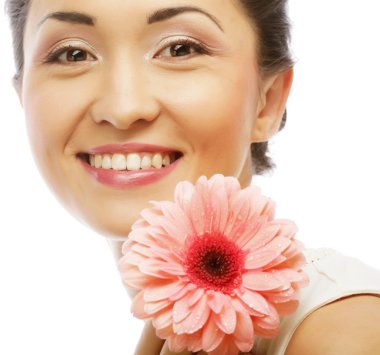 Gerber çiçekli güzel bir kadın.