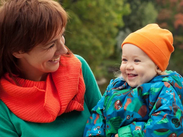 Glückliche Familie hat Spaß im Herbstpark — Stockfoto