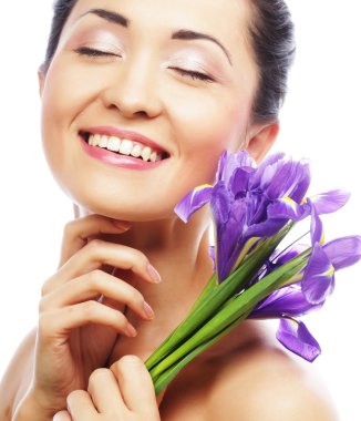 Genç Asyalı modeli ile iris çiçekler.