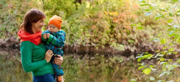 Glückliche Familie hat Spaß im Herbstpark — Stockfoto