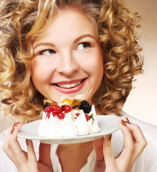 Jonge vrouw met een taart — Stockfoto