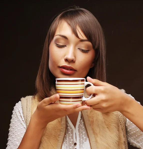 Vacker kvinna dricker kaffe — Stockfoto