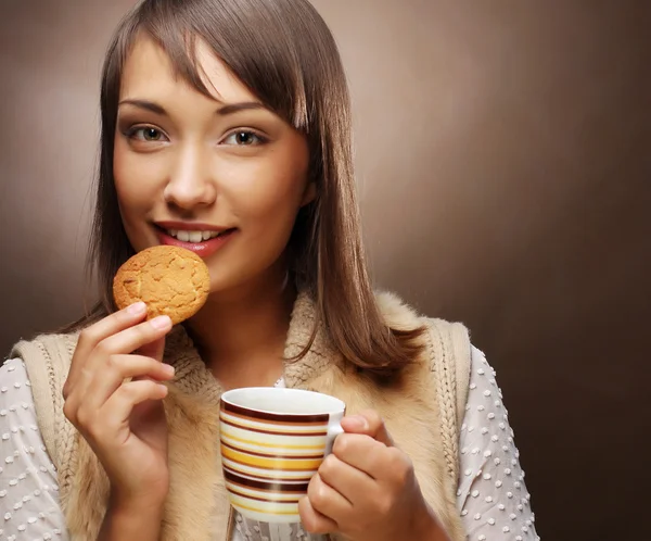 Mujer joven con café y galletas — Foto de Stock