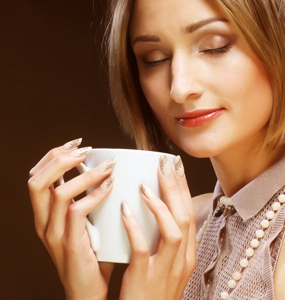 Bella donna che beve caffè — Foto Stock