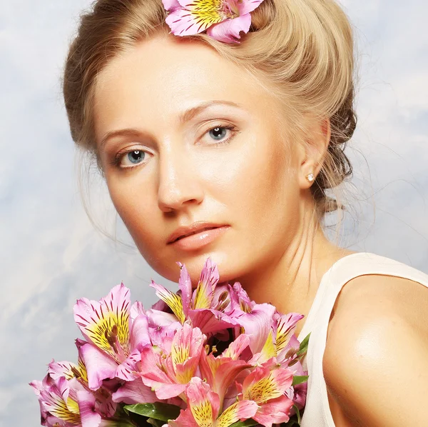 Frau mit rosa Blüten — Stockfoto