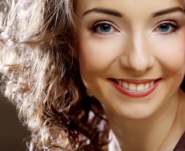 Vackra unga glada leende kvinna — Stockfoto