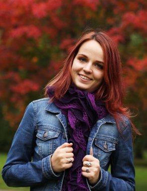 güzel sevimli gülümseyen kadın portresi