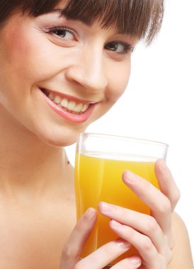 mutlu bir kadın portakal suyu içme.