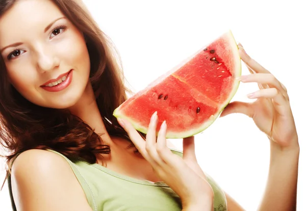 Frau hält Wassermelone zum Anbeißen bereit — Stockfoto