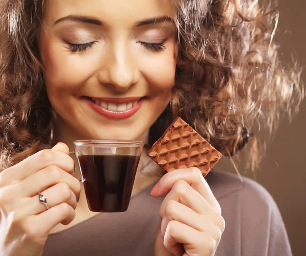 Attraktiv kvinna med kaffe och kakor — Stockfoto