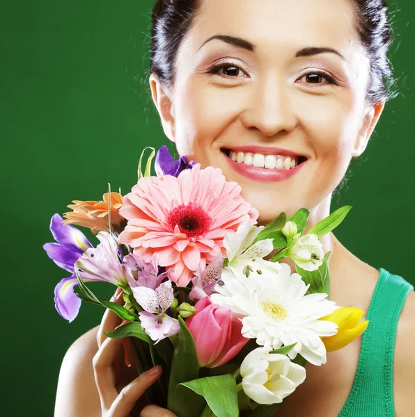 Jeune asiatique femme avec bouquet fleurs — Photo