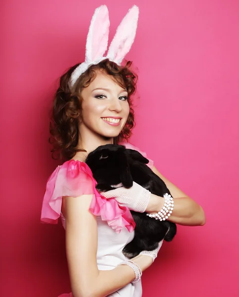 Gelukkige vrouw met zwarte konijn — Stockfoto