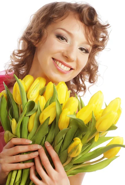 Jovem mulher sorridente com tulipas amarelas — Fotografia de Stock