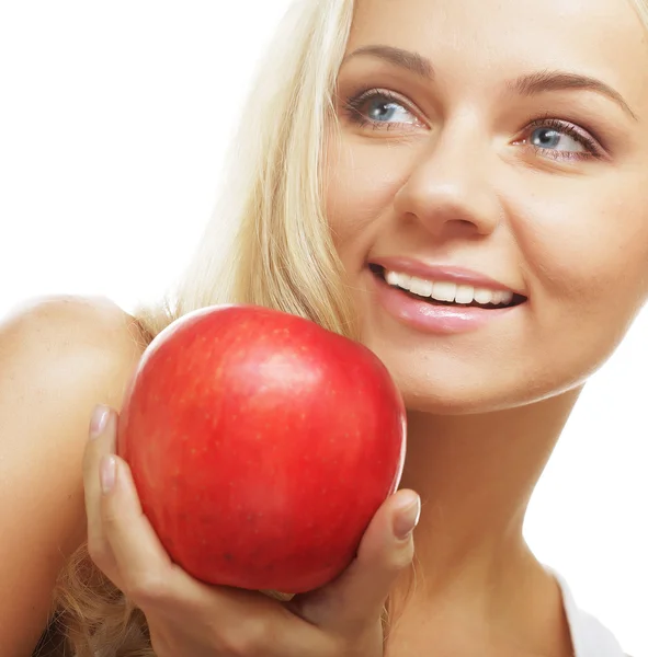 Mujer sonriente con manzana roja — Foto de Stock