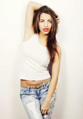 Kot pantolonlu kadın