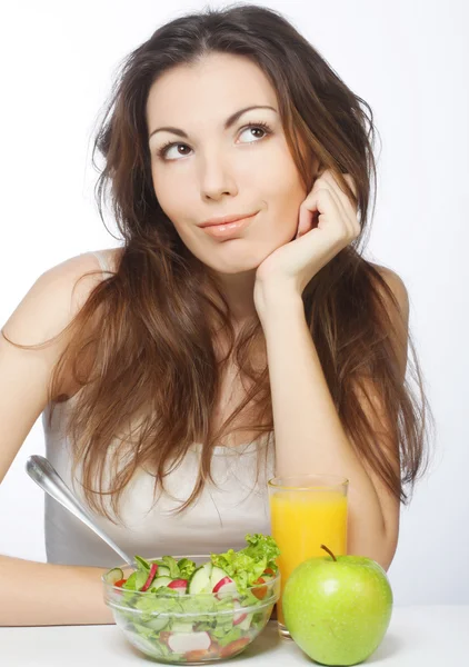 Mujer tiene ensalada de desayuno de verduras frescas — Foto de Stock