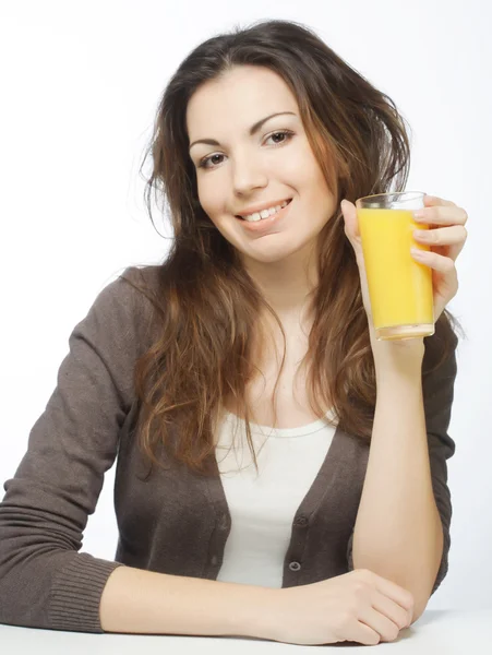 Frau mit Orangensaft auf weißem Hintergrund — Stockfoto