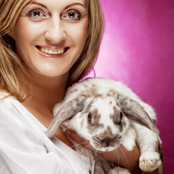 Retrato menina segurando coelho na mão — Fotografia de Stock