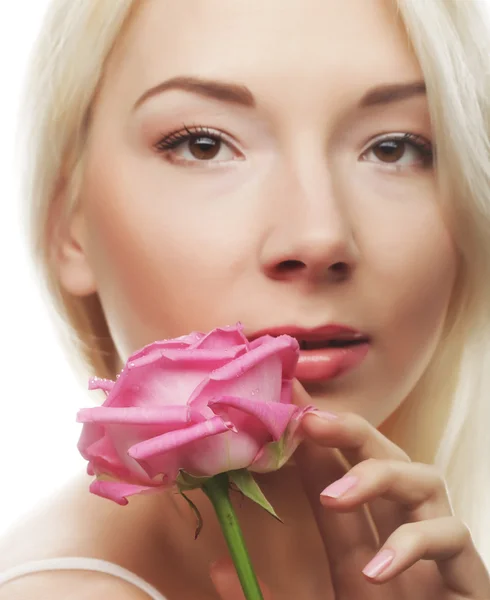 Młoda kobieta z różową różą — Zdjęcie stockowe