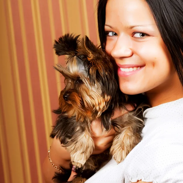 Chica joven con su cachorro Yorkie — Foto de Stock