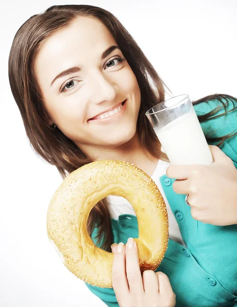 Vrouw met melk en donut — Stockfoto