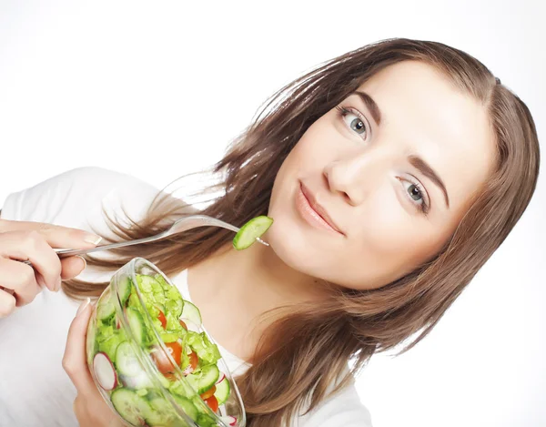 Mulher feliz comendo salada — Fotografia de Stock