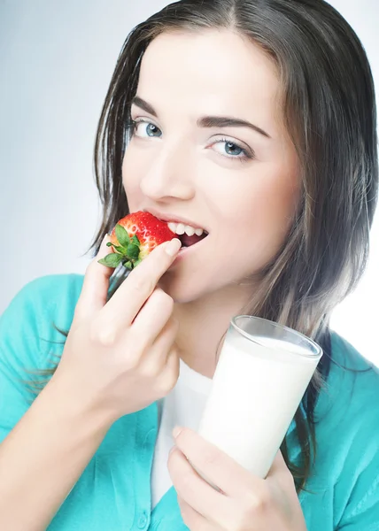 Vrouw met melk en aardbeien — Stockfoto