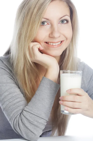 Młoda kobieta trzymając szklankę świeżego mleka — Zdjęcie stockowe
