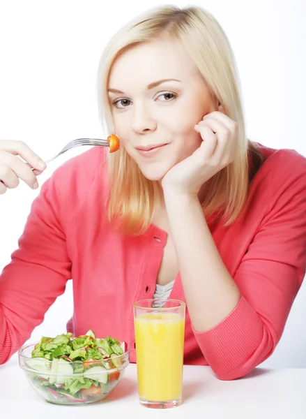 Flickan äta hälsosam mat — Stockfoto