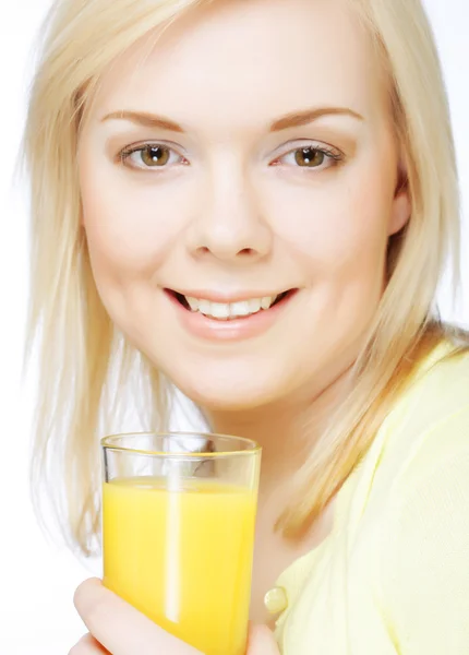 Femme avec du jus d'orange sur fond blanc — Photo