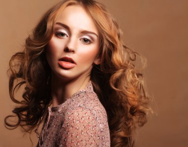 Kıvırcık saçlı genç kadın.