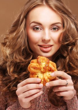 Pastalı güzel genç bir kadın.