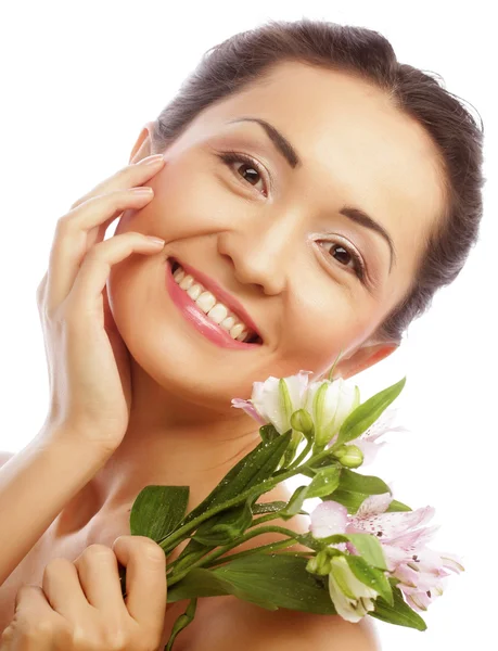 Vacker asiatisk kvinna med rosa blommor — Stockfoto