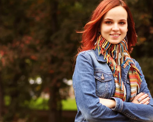 Portret van mooie charmante lachende vrouw — Stockfoto