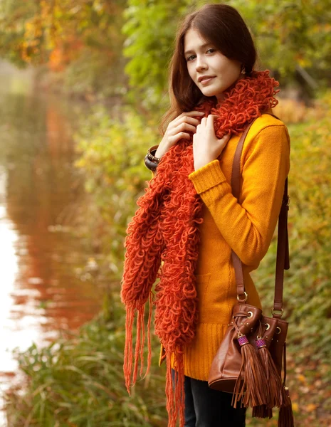 漂亮的女人，放松在片秋色的公园 — 图库照片