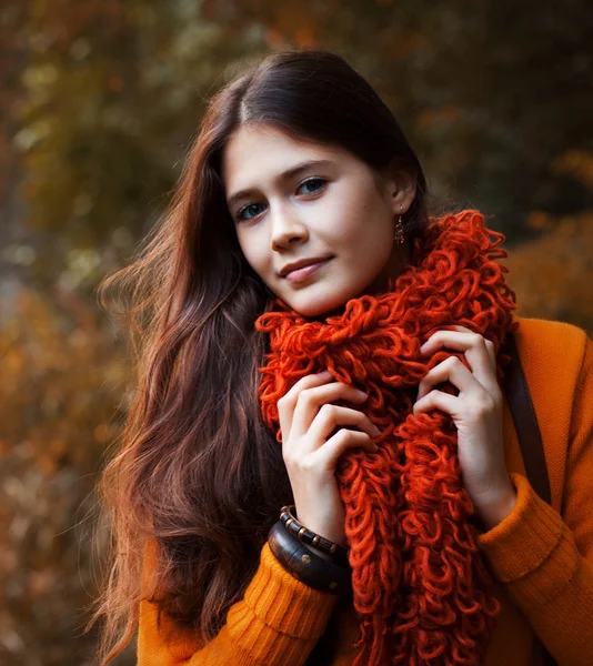 Güzel kadın rahatlatıcı sonbahar Park — Stok fotoğraf