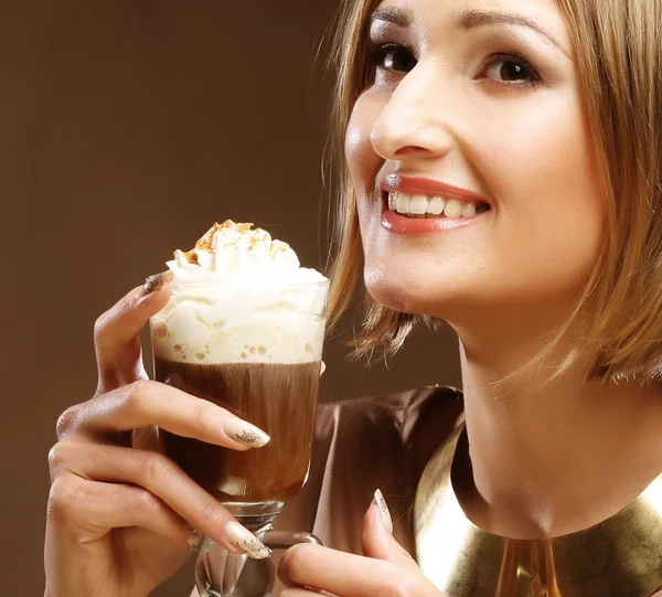 Meisje met glas koffie witn crème — Stockfoto