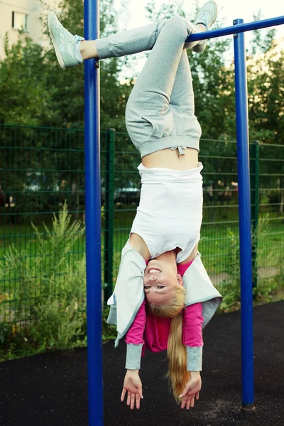 Young sporty woman outdoor — Stock Photo, Image