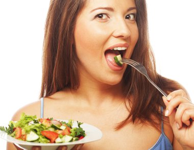 mutlu kadın salata yemek.