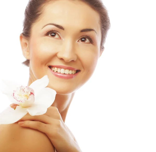 Bella faccia donna con fiore di orchidea — Foto Stock