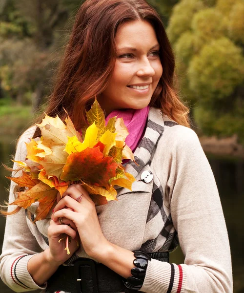 Kvinna promenader i höstparken — Stockfoto