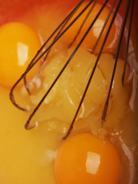 Œufs et sucre dans un bol à mélanger préparer pour la cuisson — Photo