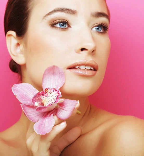 Mujer feliz con flor de orquídea — Foto de Stock