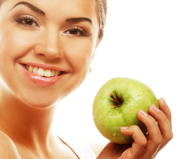 Молодая счастливая улыбающаяся женщина с зеленым яблоком — стоковое фото