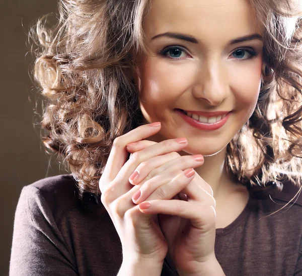 Hermosa joven feliz sonriente mujer —  Fotos de Stock