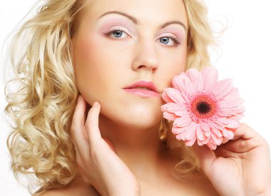 Gerber çiçekli kadın.