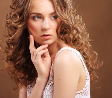 Kıvırcık saçlı genç kadın.