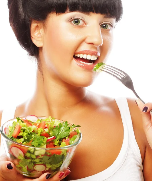 샐러드를 먹는 젊은 재미 있는 여자 — 스톡 사진